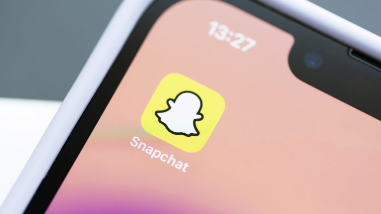 Blick auf ein iPhone, auf dem die Snapchat-App installiert ist.