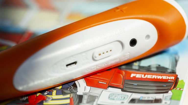 Nahaufnahme der Rückseite eines Tiptoi-Stifts. Gut zu erkennen sind die verschiedenen Anschlüsse zum Aufladen und Übertragen der Audioinhalte.