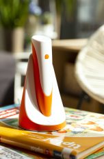 Ein Tiptoi-Stift steht in der dazugehörigen Ladestation auf einem Stapel Tiptoi-Bücher.
