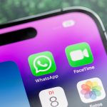 Nahaufnahme eines iPhone 14 Pro, auf dem WhatsApp installiert ist.