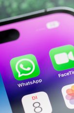 Nahaufnahme eines iPhone 14 Pro, auf dem WhatsApp installiert ist.