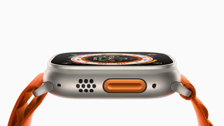 Produktfoto der Apple Watch Ultra, bei dem die neue, seitlich eingelassene Aktionstaste gut zu erkennen ist.
