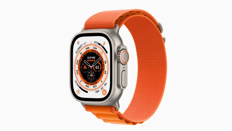 Produktfoto der Apple Watch Ultra, auf dessen Display das exklusive Wegweiser-Zifferblatt zu sehen ist.