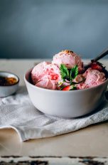 Eine Schale mit rotem Eis steht auf einem Tisch.