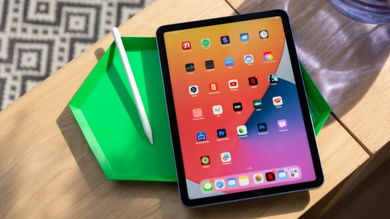 Ein iPad Pro liegt auf einer Schale, die auf einem Schreibtisch steht.