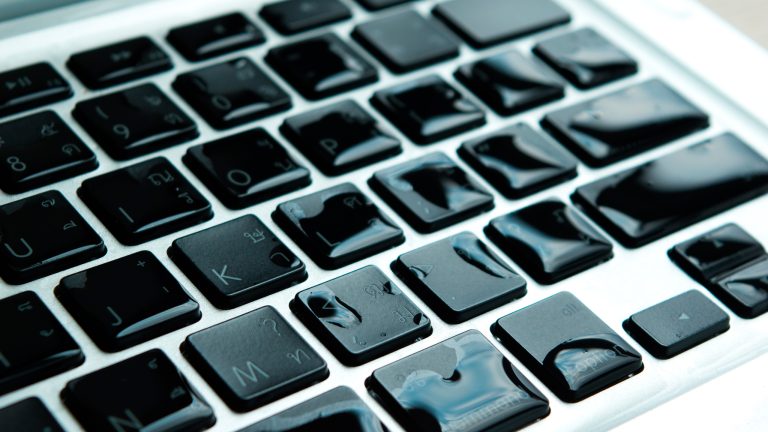 Nahansicht der nassen Tastatur eines Apple MacBooks.