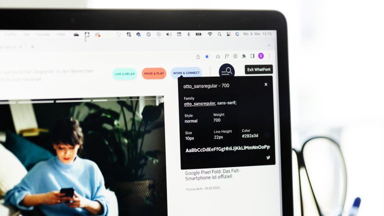 Auf einem Display ist die Erweiterung WhatFont in einem geöffneten Browser zu sehen.