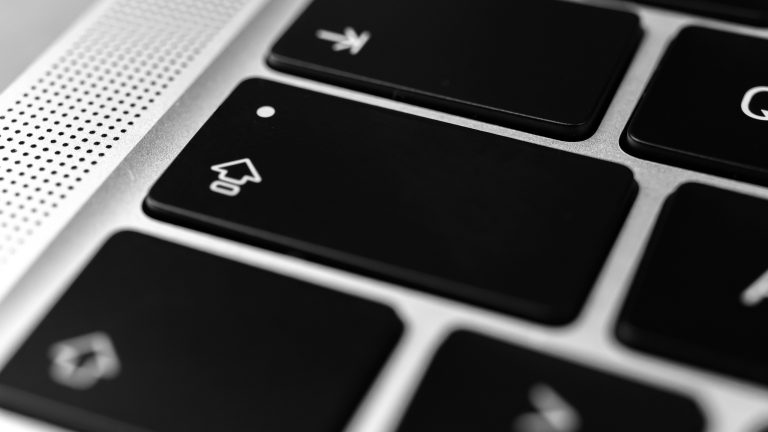 Herangezoomte Caps-Lock-Taste auf einem MacBook.