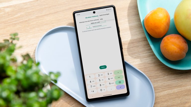 Ein Pixel 6a liegt in einer Schale. Auf dem Bildschirm ist der Einrichtungsprozess von WhatsApp zu sehen.