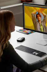 Eine Person arbeitet an einem Mac Studio.