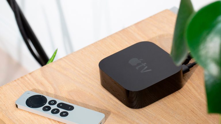Ein Apple TV 4K steht auf einem Tisch.