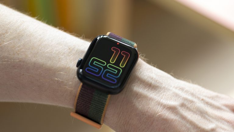 Blick auf eine Apple Watch an einem Handgelenk, auf der oben ein roter Punkt zu sehen ist.