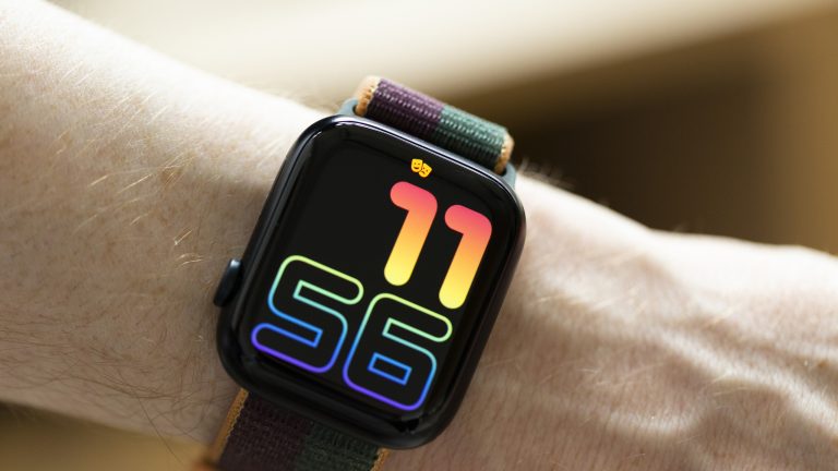 Eine Apple Watch zeigt den Theatermodus durch zwei Masken an.
