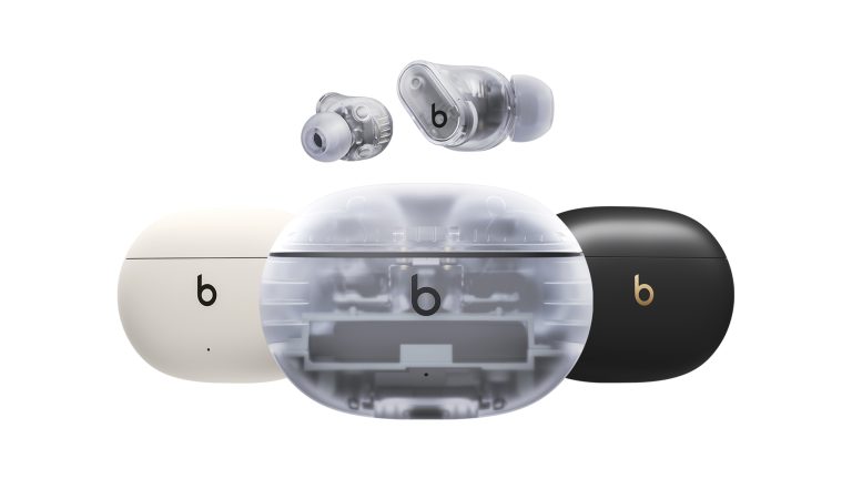 Produktfoto der Beats Studio Buds + in den drei erhältlichen Farben: Schwarz, Cremeweiß und Transparent. Produktfoto der Beats Studio Buds + in den drei erhältlichen Farben: Schwarz, Cremeweiß und Transparent.