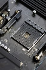 Detailansicht eines AM4-Sockels auf einem MSI-Mainboard.