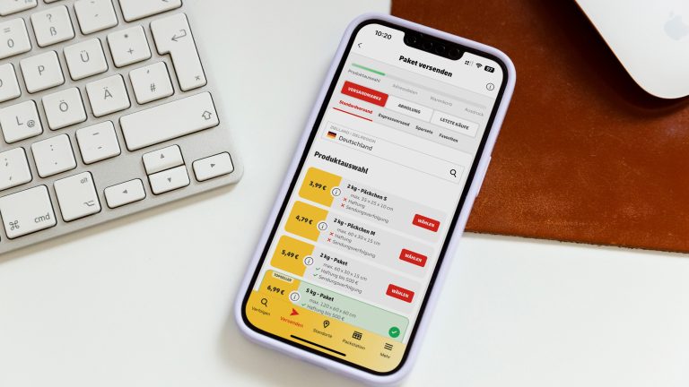 DHL Packstation finden: So gehst du vor Screenshot der App „Post & DHL“. Aufgelistet sind Versandmarken mit zugehörigen Preisen.