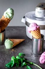 Mehrere Eiswaffeln stehen neben einer Eismaschine auf einem Tisch.