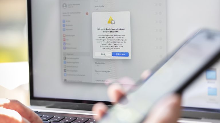 Detailansicht eines MacBook Pros, auf dem gerade ein Hotspot eingerichtet wird.