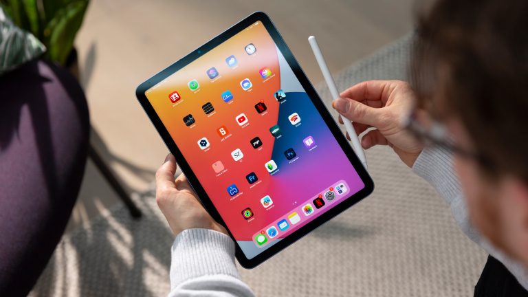 Eine Person hält ein iPad Air samt Apple Pencil 2 in den Händen. Eine Person hält ein iPad Air samt Apple Pencil 2 in den Händen.
