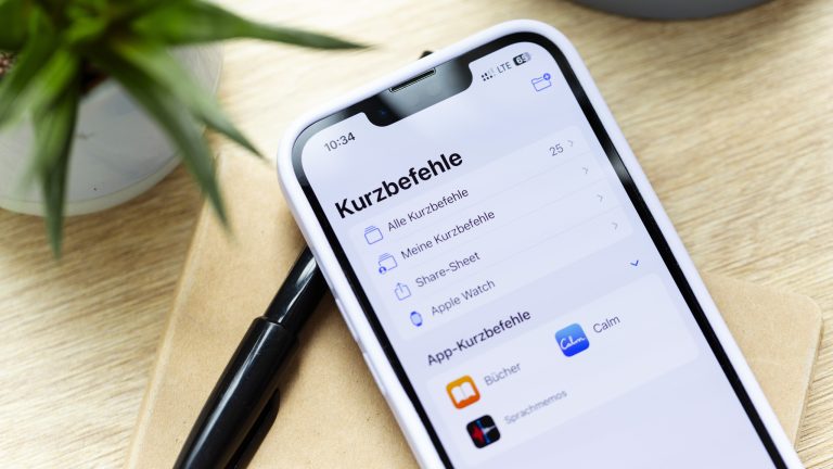 Auf einem iPhone 13 ist die Kurzbefehle-App geöffnet.