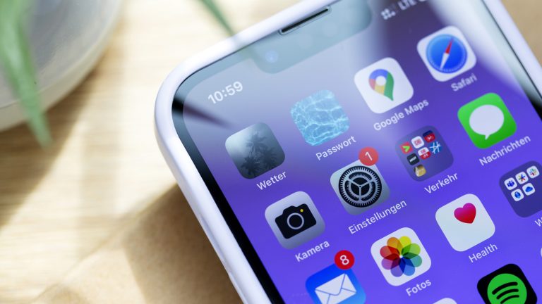 Nahaufnahme eines Home-Bildschirms eines iPhone 13.