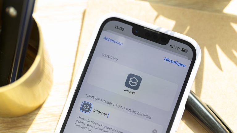 Auf einem iPhone 13 ist die Kurzbefehle-App geöffnet, in der gerade eine App-Verknüpfung erstellt wird.
