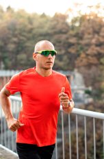 Eine Person joggt über eine Brücke.