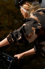 Eine Person fährt auf einem Fahrrad. Am Lenker ist ein iPhone befestigt, am Handgelenk trägt die Person eine Apple Watch.