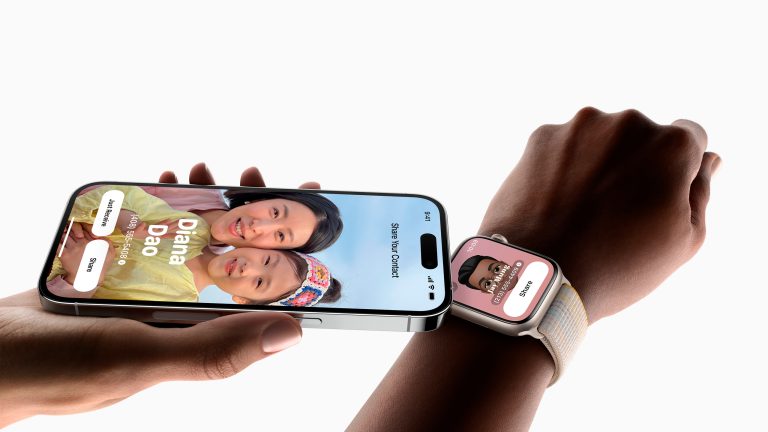 Eine Person hält ein iPhone an die Apple Watch einer anderen Person, um per NameDrop die Kontaktinformationen auszutauschen. Eine Person hält ein iPhone an die Apple Watch einer anderen Person, um per NameDrop die Kontaktinformationen auszutauschen.