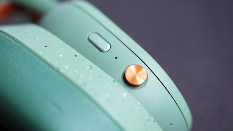 Fairbuds-XL-10 Detailansicht des Buttons und Joysticks an einer Ohrmuschel der Fairbuds XL.