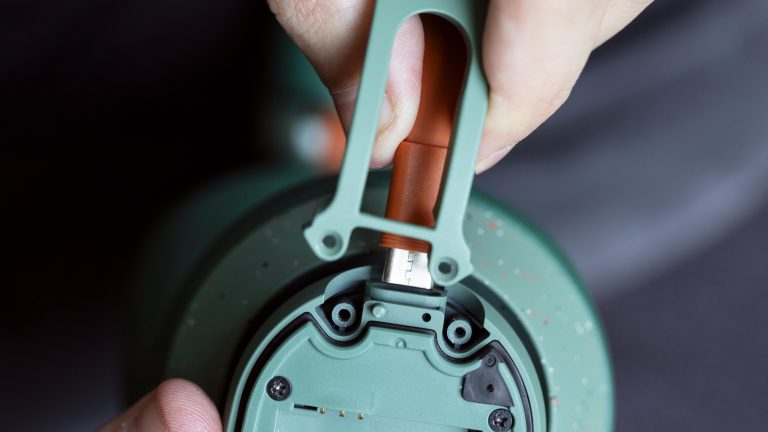 Fairbuds-XL-9 Nahaufnahme der Kabelverbindung zwischen den Ohrmuscheln bei den Fairbuds XL.