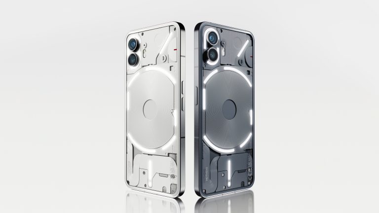 Das Nothing Phone (2) steht in zweifacher Ausführung in den Farben Weiß und Dunkelgrau nebeneinander.