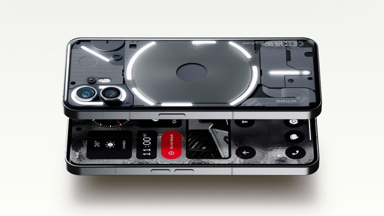 Zwei Nothing Phone (2) liegen übereinander, sodass sowohl die Rückseite als auch ein Teil des Display zu sehen ist. Zwei Nothing Phone (2) liegen übereinander, sodass sowohl die Rückseite als auch ein Teil des Display zu sehen ist.