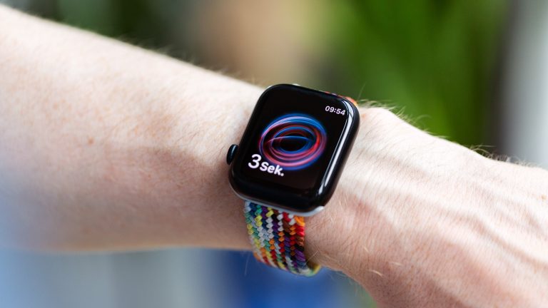 Eine Person führt eine Blutsauerstoffmessung mit der Apple Watch durch.
