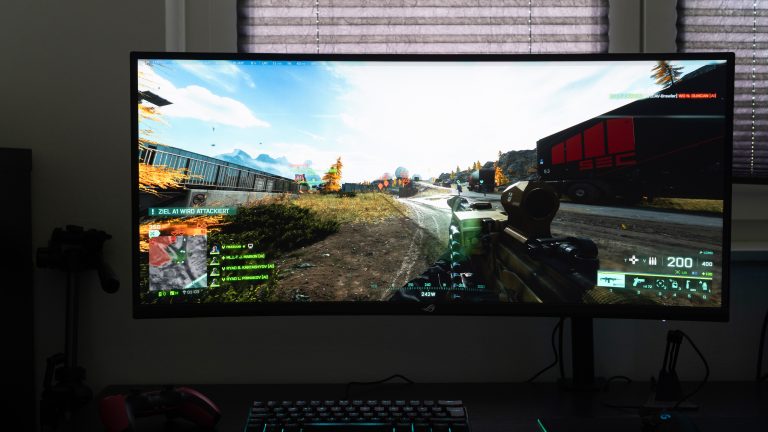 Auf einem Ultrawide-Monitor ist eine Spielszene aus Call of Duty Modern Warfare 2 zu sehen. Auf einem Ultrawide-Monitor ist eine Spielszene aus Call of Duty Modern Warfare 2 zu sehen.