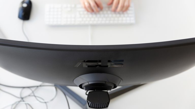 Blick von oben auf einen gewölbten Ultrawide-Monitor. Blick von oben auf einen gewölbten Ultrawide-Monitor.