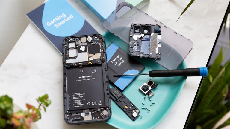 Ein zerlegtes Fairphone 5 samt der ausgebauten Module liegt in einer Deko-Schale. Ein zerlegtes Fairphone 5 samt der ausgebauten Module liegt in einer Deko-Schale.