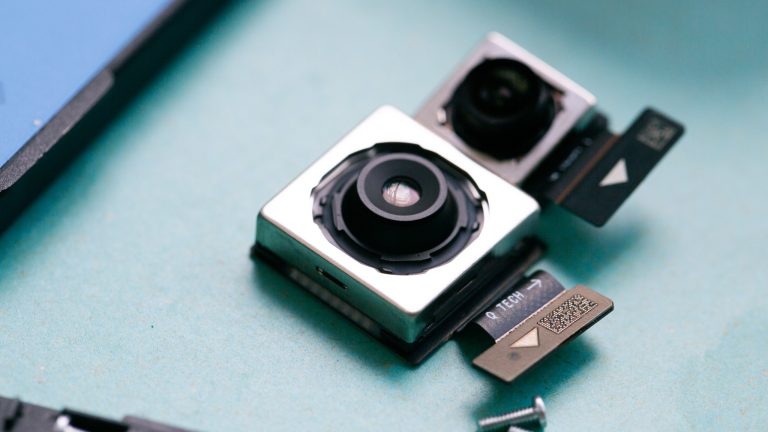 Nahaufnahme der ausgebauten Kamera-Module eines Fairphone 5. Nahaufnahme der ausgebauten Kamera-Module eines Fairphone 5.