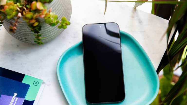 Ein ausgeschaltetes Fairphone 5 schlummert in einer Deko-Schale. Ein ausgeschaltetes Fairphone 5 schlummert in einer Deko-Schale.