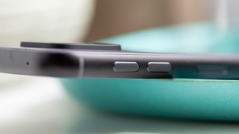 Nahaufnahme der Lautstärke-Tasten eines Fairphone 5. Nahaufnahme der Lautstärke-Tasten eines Fairphone 5.