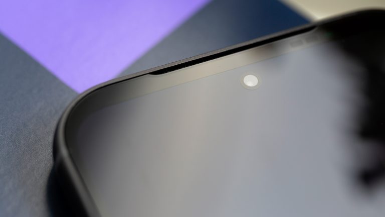 Nahaufnahme der Frontkamera des Fairphone 5. Nahaufnahme der Frontkamera des Fairphone 5.