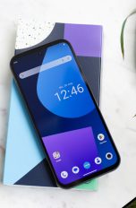 Ein Fairphone 5 liegt eingeschaltet auf einem Marmortisch.