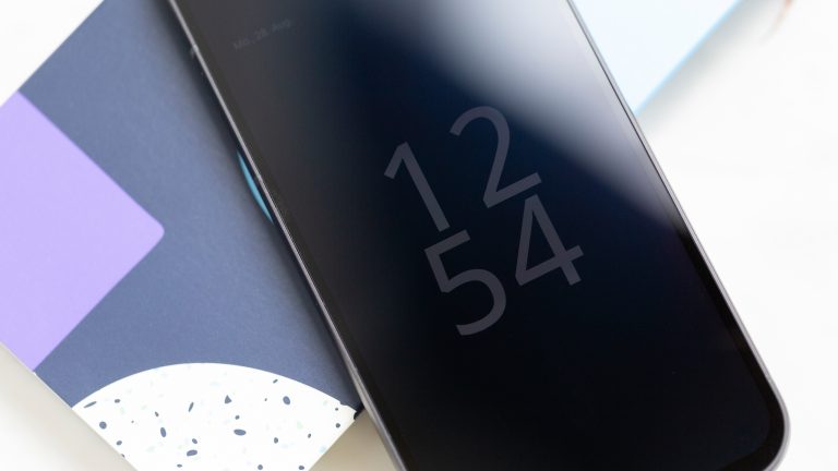 Ein Fairphone 5 mit aktiviertem Always-on-Display liegt auf seinem Karton. Ein Fairphone 5 mit aktiviertem Always-on-Display liegt auf seinem Karton.