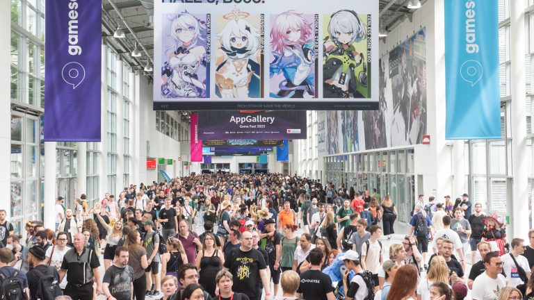 Blick auf einen der Messe-Durchgänge auf der Gamescom, durch den sich eine Masse an Menschen schiebt.