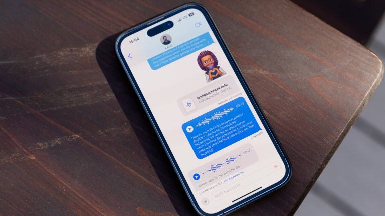 Auf einem iPhone 14 Pro ist eine Sprachnachricht samt automatisch erstellter Abschrift zu sehen.