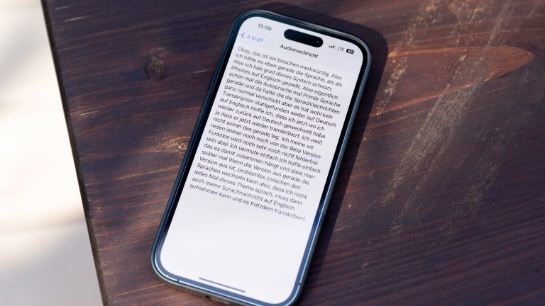 Auf einem iPhone 14 Pro ist die Detailansicht einer in Text umgewandelten Sprachnachricht zu lesen.