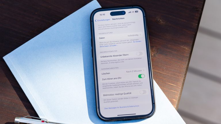 Auf einem iPhone 14 Pro sind die Einstellungen für Nachrichten geöffnet. Zu sehen ist die Option, das automatische Löschen von Sprachnachrichten zu deaktivieren.