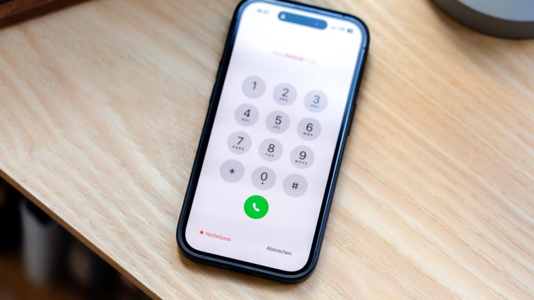 Ein iPhone liegt auf einem Tisch. Darauf ist der Notruf zu sehen.