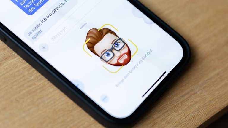 iphone-memojis-2 Nahaufnahme eines iPhones, auf dem ein Animoji zu sehen ist.