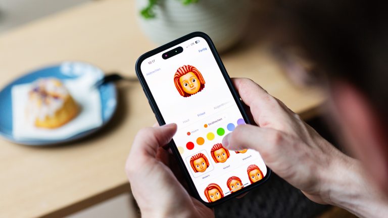 Eine Person erstellt ein Memoji auf einem iPhone.
